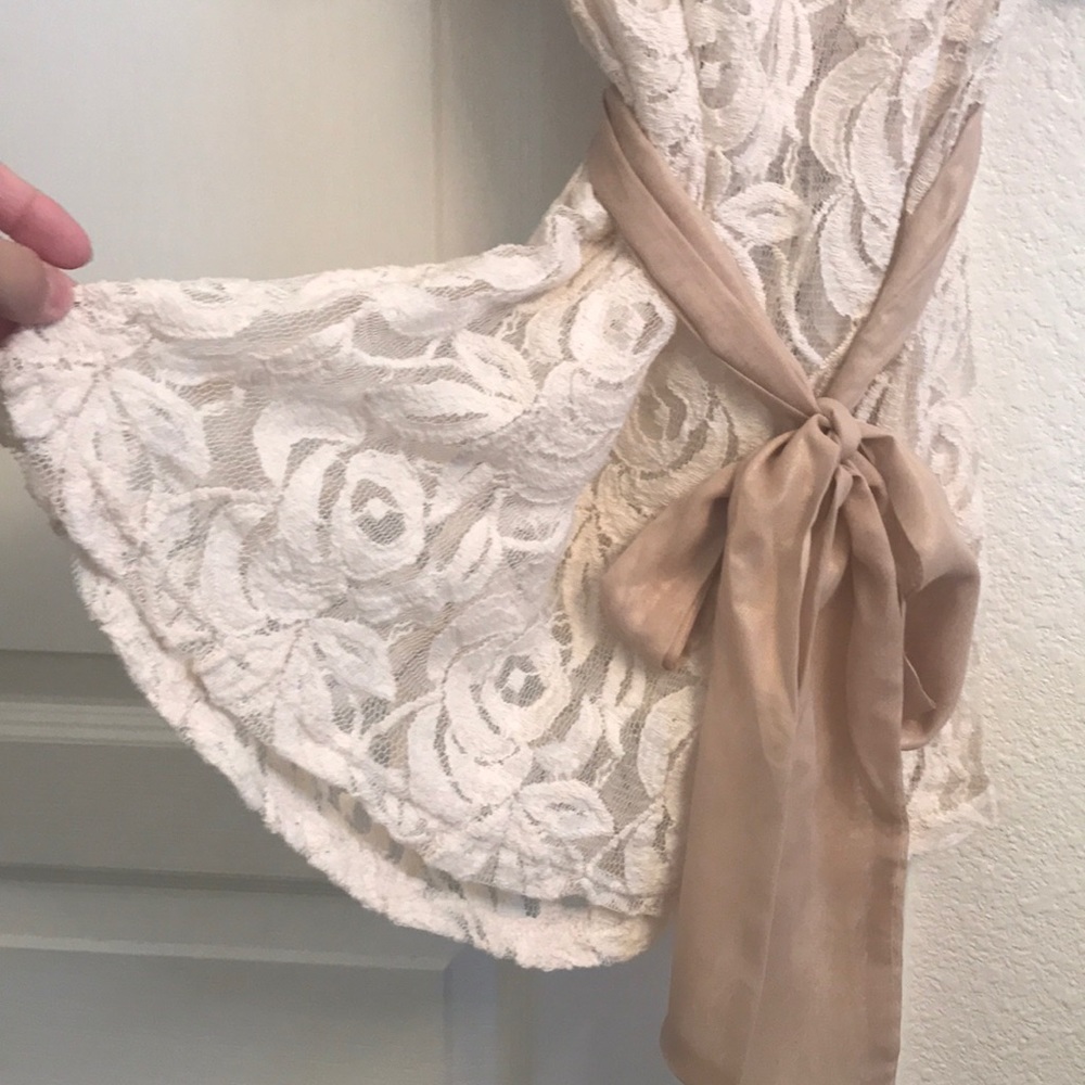 Ivory netted blouse. - Picture 4 of 5